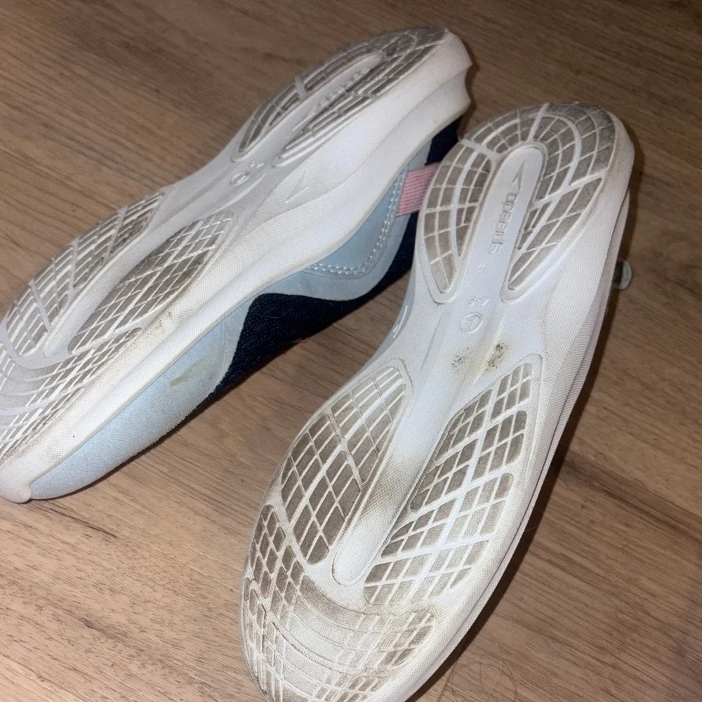 Speedo Kids Sneakers water shoes - Navy and Pink size 4/5